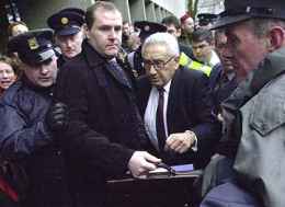 Kissinger arrives in Dublin